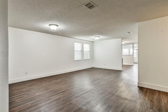 Building Photo - 16600 Jasmine Springs Dr