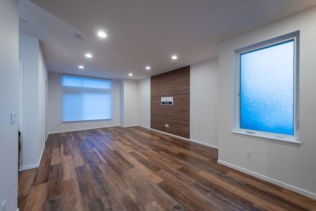 Foto del edificio - Modern New Construction Townhome | EV Park...