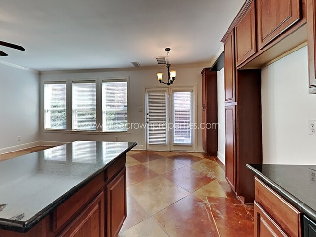 Building Photo - 5020 Venecia Way
