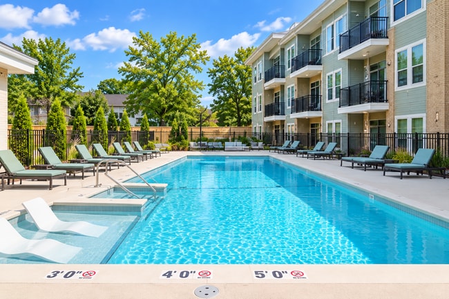 Swimming Pool with Tanning Ledge - Trader's Way