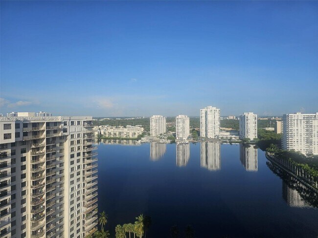Foto del edificio - 18181 NE 31st Ct