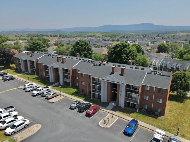 Building Photo - Remodeled 2 bedroom 2 bath condo on the to...