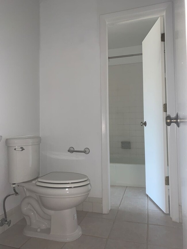 Building Photo - 937L Country Club Dr