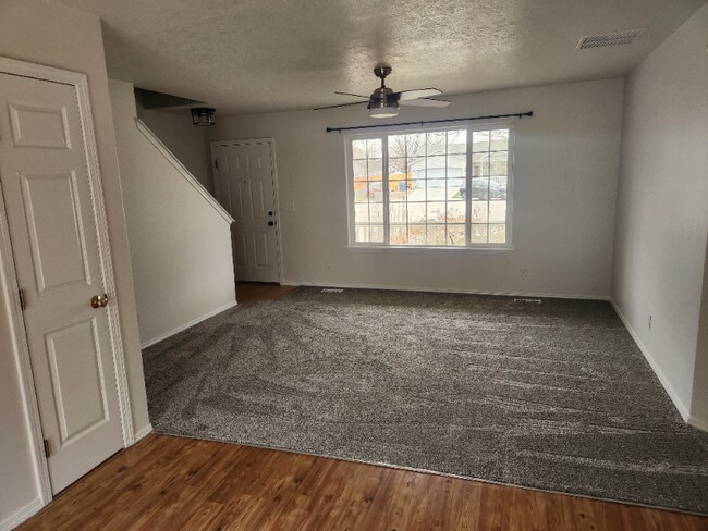 Foto del edificio - 1427 W Roberts Pl