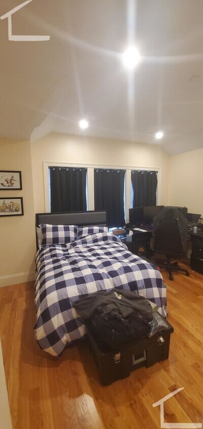 Primary Photo - Brighton/St. E's 3bd2ba Townhouse - 9/1