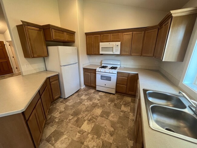 Building Photo - 3 Bed/2 Bath Single Family Home in SE Bend...
