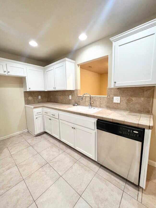 Building Photo - Lovely 4-bedroom 2-bathroom home in Citrus...