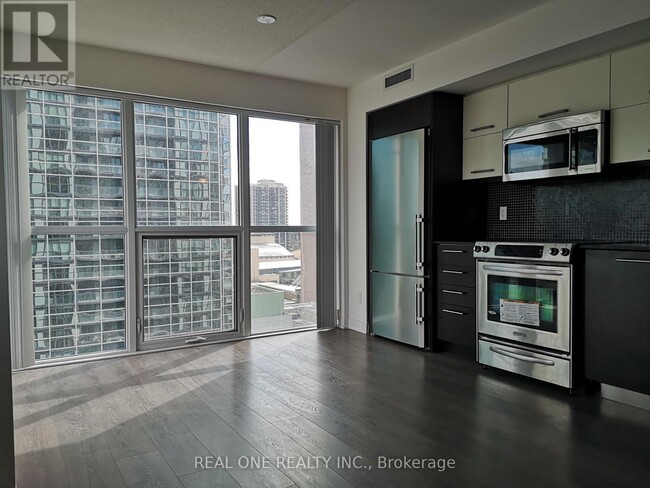 Building Photo - 5162 Yonge St