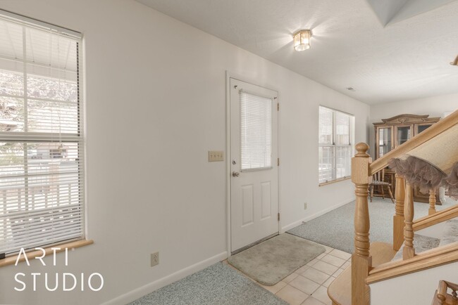 Building Photo - Beautiful Views, 3 Bedroom, 3 Bathroom Spr...