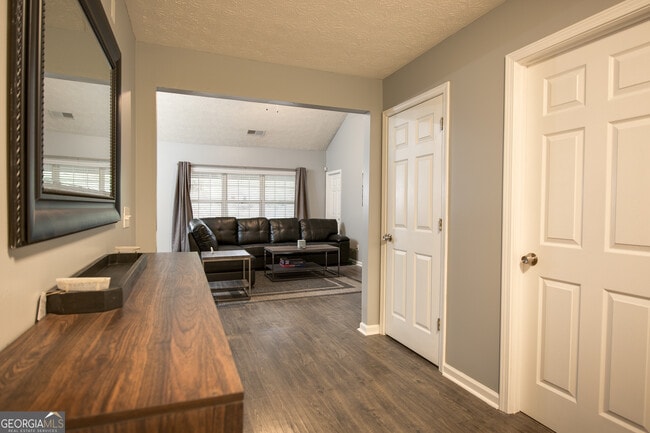 Foto del edificio - 7151 Springchase Way