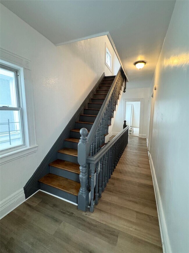 Foto del edificio - 245 Warburton Ave