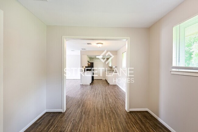 Foto del edificio - REDUCED! - Charming 3 Bedroom in Houston!