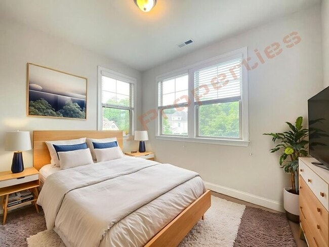 Building Photo - Brand New Carpet and Fresh Paint! Charming...