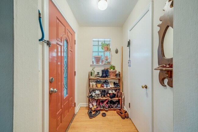 Foto del edificio - Charming 2-Bedroom Home with Bonus Space &...