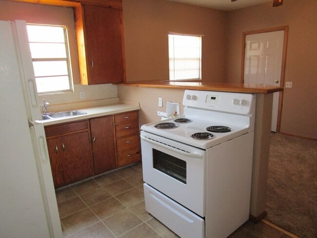 Building Photo - Super Cute & Clean!