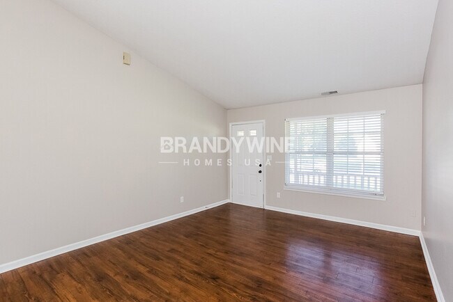 Foto del edificio - ONE MONTH FREE RENT!!
