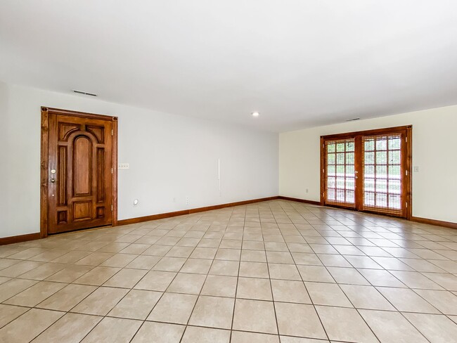 Building Photo - Beautiful 3 bed, 2 bath house in the country
