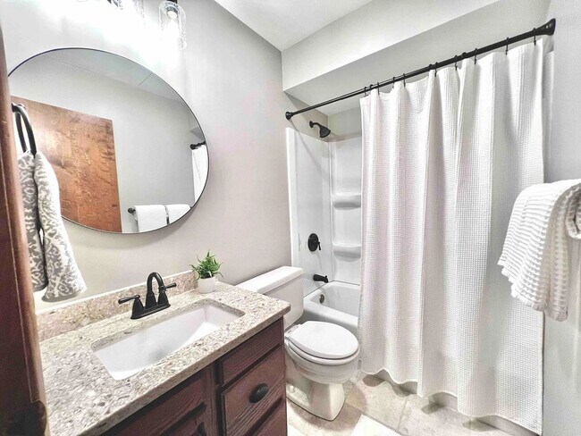 Foto del edificio - 205 Juniper Dr