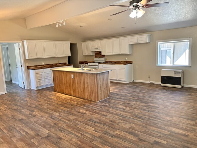 Building Photo - 17600 Campbells Flat Rd