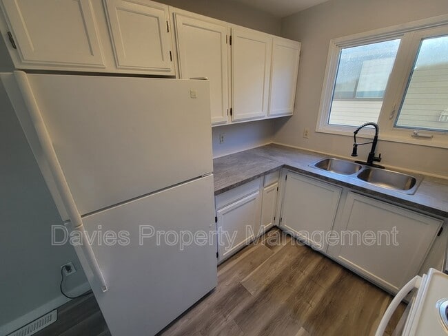 Building Photo - 12212-12277 77 St NW