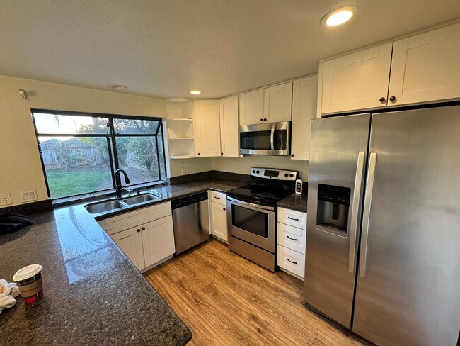 Foto del edificio - Elegant 4-Bed, 3-Bath Two-Story Home with Spacious Backyard and Private Downstairs Suite