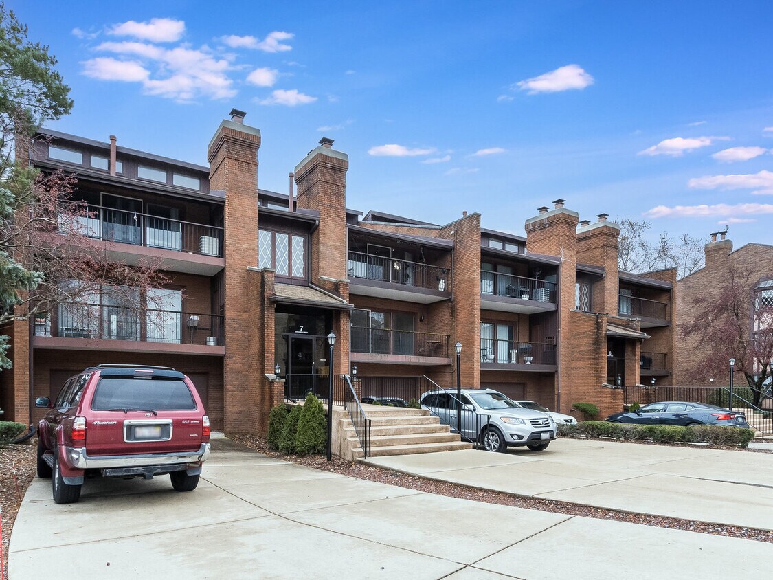 Primary Photo - 7 Cinnamon Creek Dr