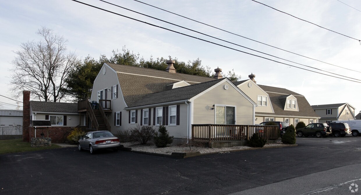 Building Photo - 15-17 Massasoit Ave