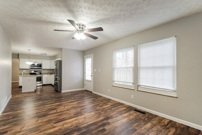 Building Photo - Stunning 3 Bedroom Home