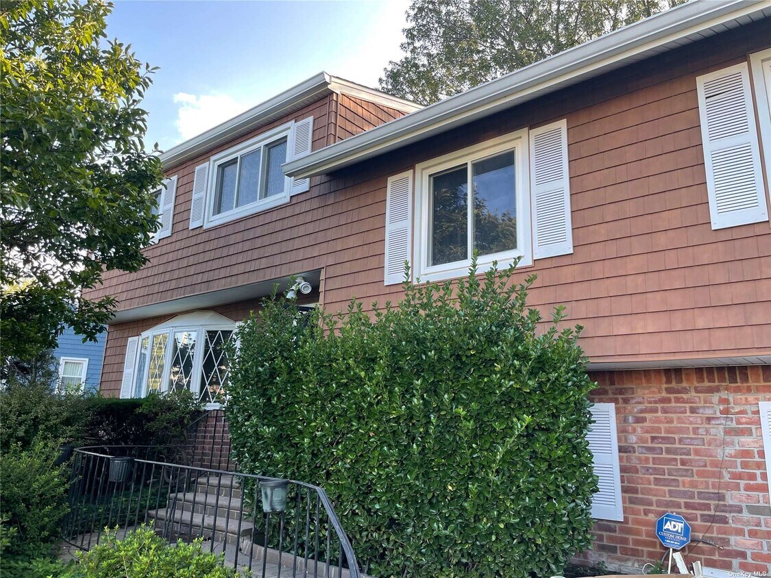 10 Jaymie Dr, Westbury, NY 11590 House Rental in Westbury, NY