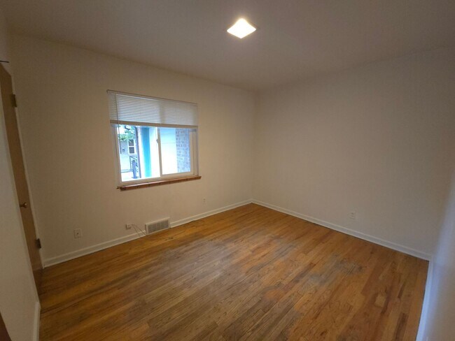 Foto del edificio - Preleasing Large stand alone house at 19th...