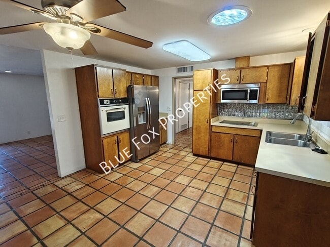 Building Photo - 2781 W Calle Carapan