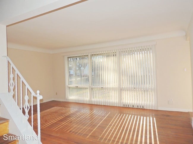 Building Photo - 411 Greenvale Rd
