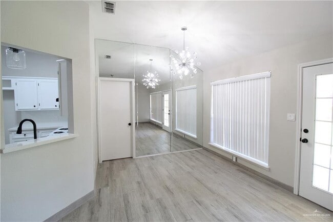 Building Photo - 113 Upas Ave