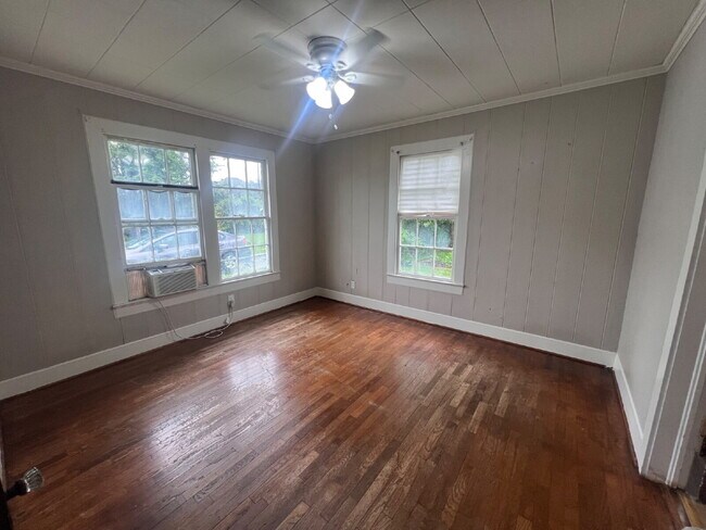 Building Photo - Downtown Home - with Appliances (including Dishwasher)