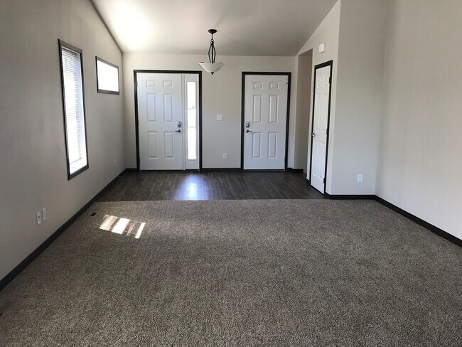 Building Photo - 4 bed 3 bath Single Family Home