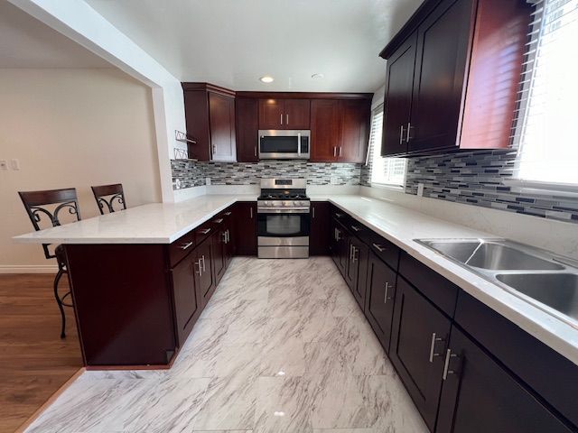 Primary Photo - 9711 Hayvenhurst Ave