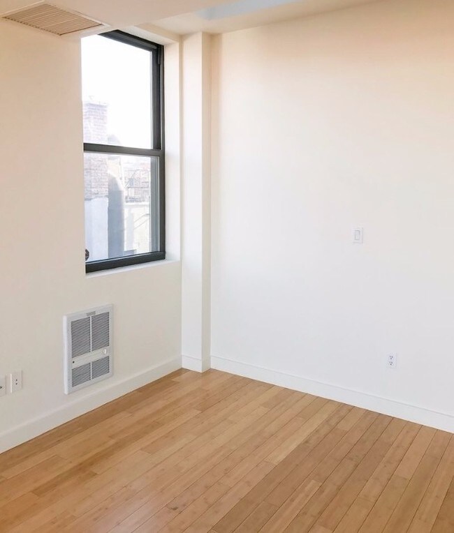 Building Photo - 92 E 7th St