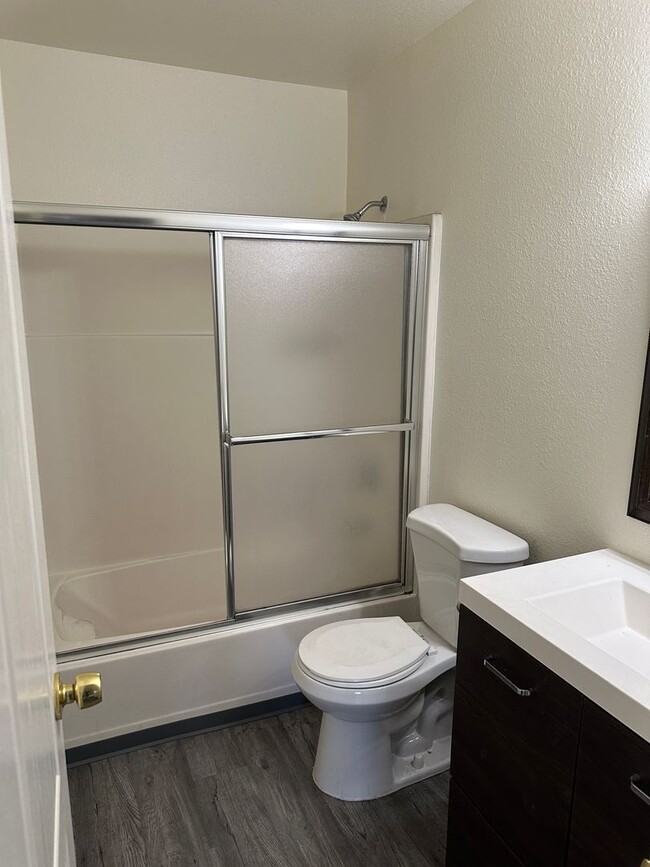 Building Photo - 3 Bedroom, 2 1/2 Bath Condo in Park Terrac...