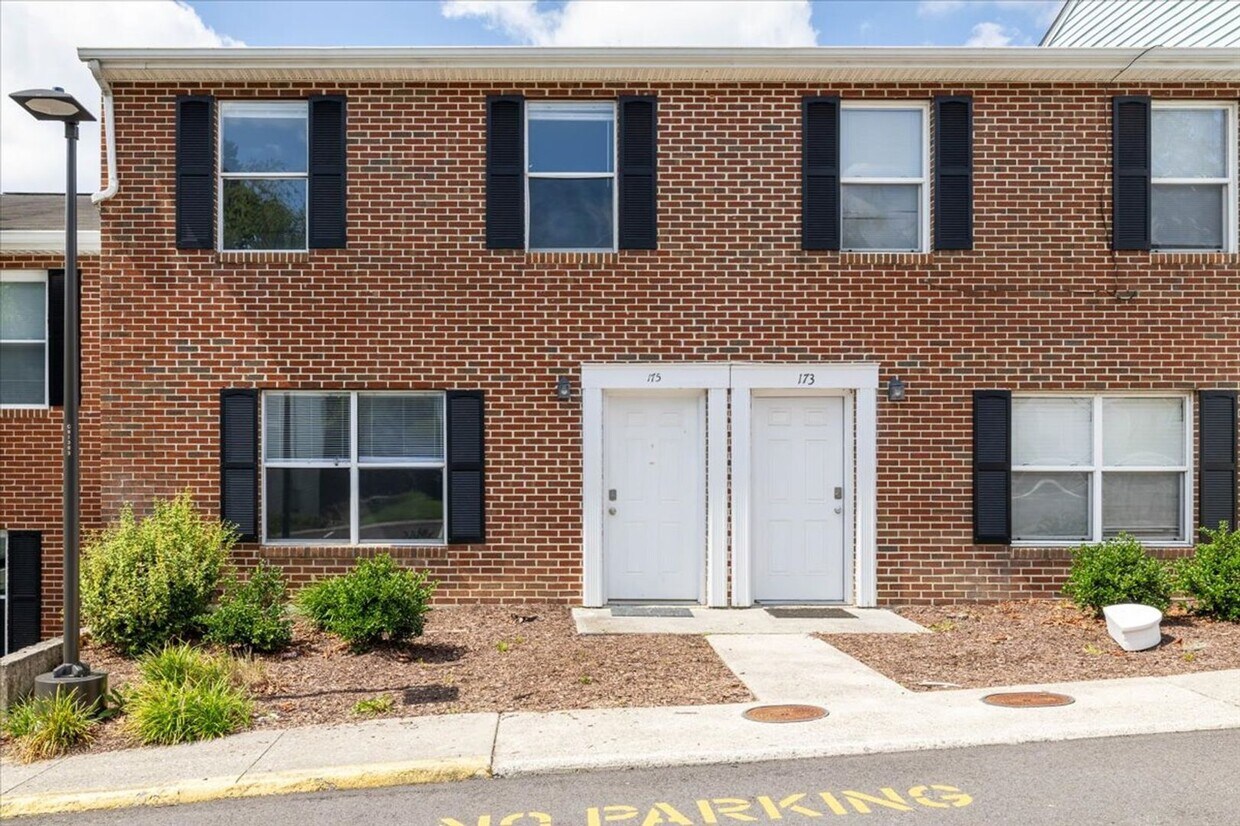 Foto principal - Spacious Home in Prime Blacksburg Location!