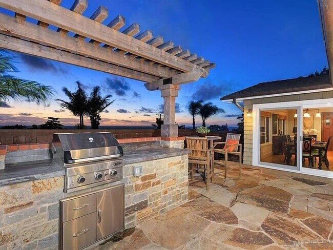 Foto del edificio - Ideal Location w/ Ocean Views - Perfect Spot for Del Mar Racing Season