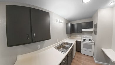 Building Photo - Woodhaven Oaks