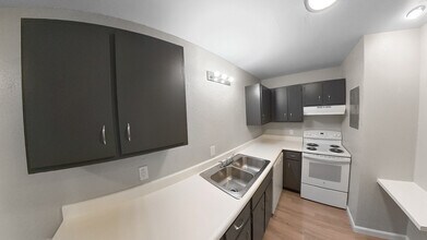 Building Photo - Woodhaven Oaks