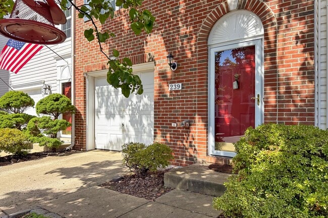 Building Photo - 239 Golden Larch Ter NE