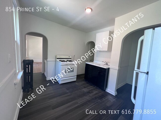 Building Photo - Spacious One Bedroom Apartment!