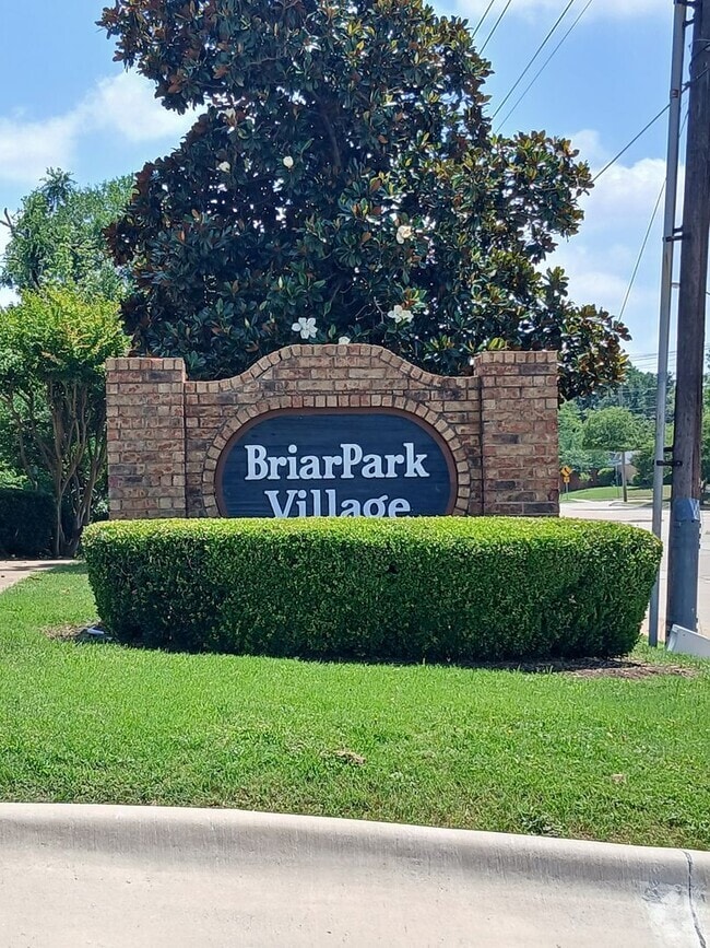 Building Photo - 2500 E Park Blvd