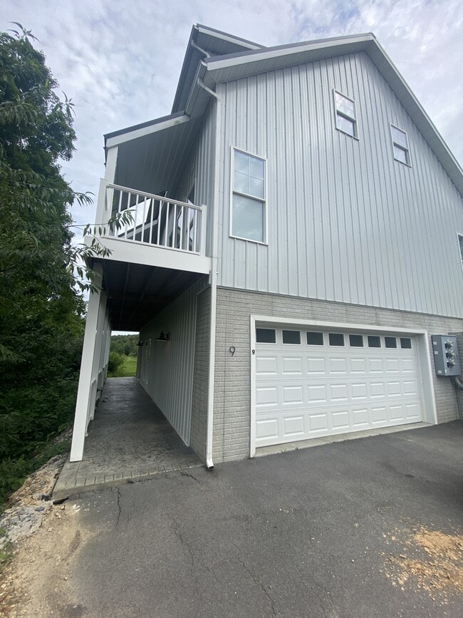 Building Photo - 65 Woods Edge Rd
