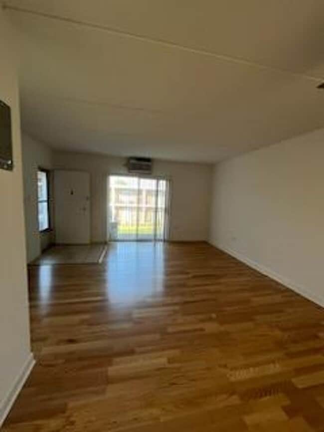 Foto del edificio - Elmhurst One Bedroom Apartment ~ Parking Included ~ Cats Welcome