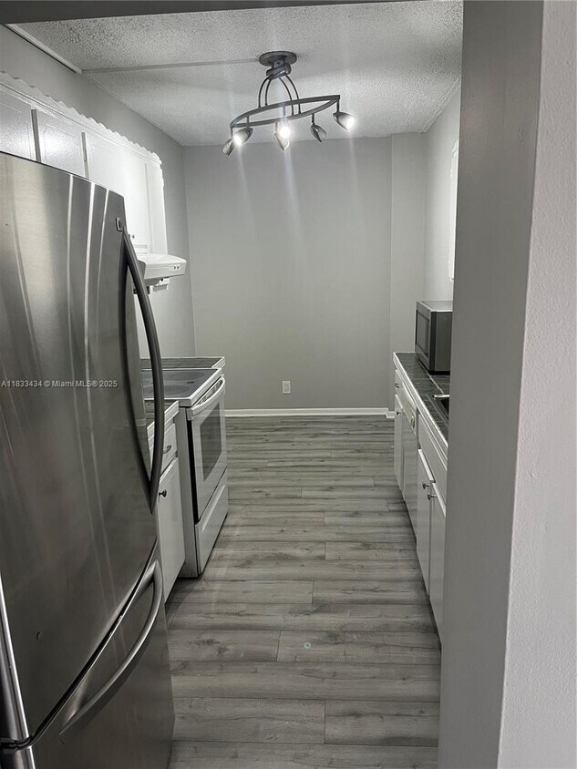 Foto principal - 4200 Hillcrest Dr