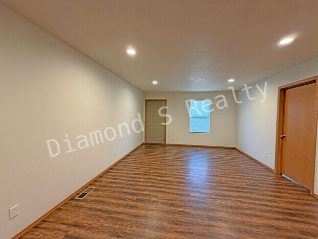 Foto del edificio - Cute and Clean 3 Bedroom Home Available!