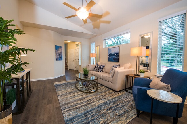 Building Photo - 6607 Lake Woodlands Dr